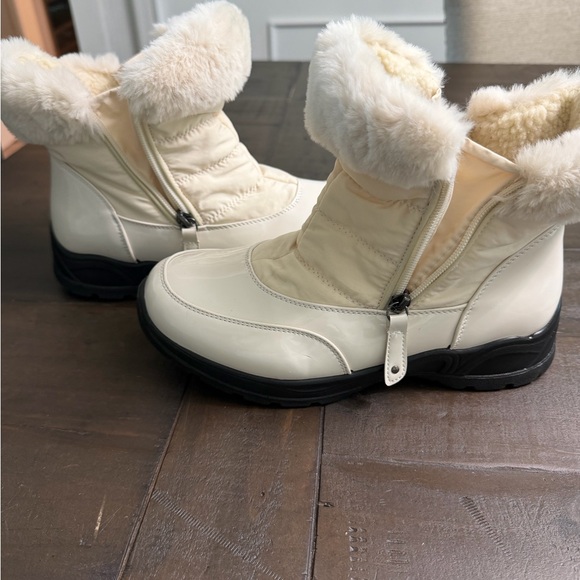 Women's Cream Winter Boots - Picture 10 of 14